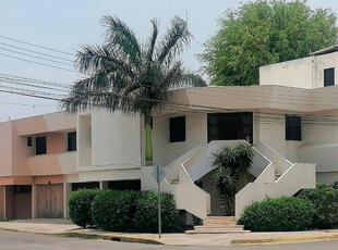 Casa En Avenida Comercial En San Francisco De Campeche Centro.