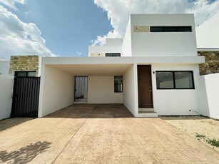 Doomos. CASA EN VENTA EN CHOLUL, PRIVADA INARA CON ALBERCA, ENTREGA INMEDIATA