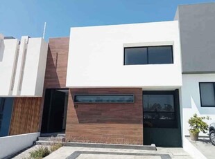 Doomos. CASA EN VENTA EN FRACCIONAMIENTO RIO ALTOZANO, MORELIA