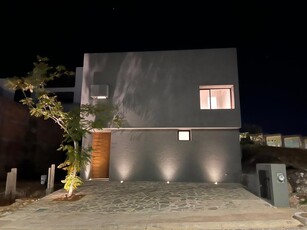 Doomos. CASA EN VENTA EN FRACCIONAMIENTO RIO ALTOZANO, MORELIA