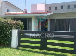 En Venta Casa De 1 Nivel Con 3 Recamaras En Fracc. Lomas De Cocoyoc Con Alberca Y Jardín Apta A Créditos