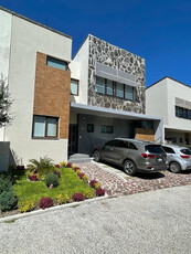 Linda Residencia En Altozano, 4 Recamaras, Jardín, 5 Baños,