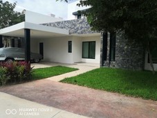 Residencia en PRIVADA ALTOZANO cerca Country Club Yucatán en Mérida.