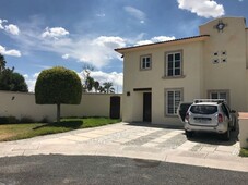 Casa en renta con terreno excedente en Fraccionamiento Juriquilla Santa Fe, Qro