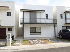 cumbres de juriquilla. casa amueblada con cuarto de servicio, renta