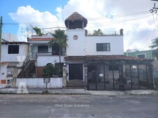 doomos. casa en venta renta, amueblada, 4 recamaras, bar, jacuzzi, roof top, sm 39, cancun