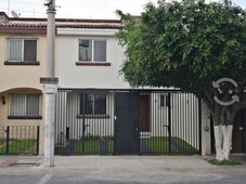 en venta amplia casa remodelada, jardines gu