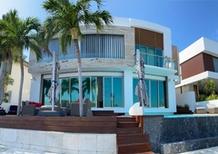 Doomos. Casa en Venta AMUEBLADA de 4 Recámaras, Piscina, Muelle, en Los Canales Residencial Puerto Cancún