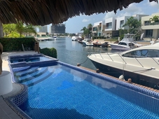 doomos. casa en venta de 5 recámaras con muelle en residencial puerto cancún, zona hotelera