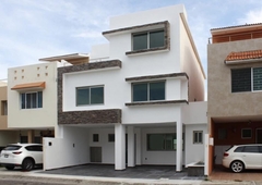 Doomos. LOMAS RESIDENCIAL, Casa en VENTA de 4 recámaras, con jardín y cuarto de servicio