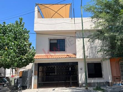 Casa En Venta En Torreon Residencial, Con Habitacion Y Baño Completo En Planta Baja.