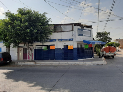 Excelente Ubicacion De Local Comercial, Ubicado En Esquina Con Inmejorables Vistas Y Por Vialidad Colectora Zonal