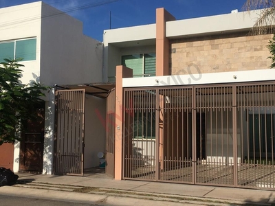 Casa en Renta en Villa Magna primera sección, San Luis Potosí, frente a área verde, estudio en planta baja