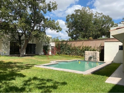 Casa en Venta con Amplio Jardín y Alberca, Santo Tomás, Las Trojes, Torreón, Coahuila