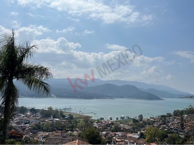 CASA EN VENTA CON VISTA AL LAGO EN VALLE DE BRAVO EN LA ZONA CENTRO