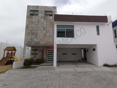 Casa nueva de 3 niveles en venta en fraccionamiento sobre Av Estado de México