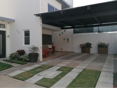 Hermosa casa amueblada con 3 recamas patio con jardín, coto con alberca, Puerto Vallarta.