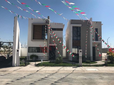 Nuevo fraccionamiento en Gómez Palacio Dgo. ubicado en zona de crecimiento y plusvalía sector miravalle, te ofrece dos prototipos de hogares con amplios espacios para vivir en armonía.