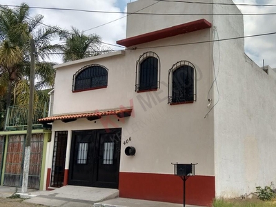 Casa en renta, totalmente renovada y diseño único, en un fraccionamiento abierto y tranquilo del municipio de Corregidora