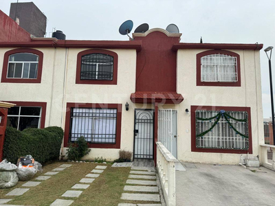 Casa En Renta Con Amplio Jardín En Cofradía Iii