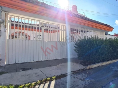 Casa en Renta en Jardines de San Manuel, a una calle de la BUAP, Universidad, Restaurantes, Zona estudiantil, No amueblada, Puebla, universitario