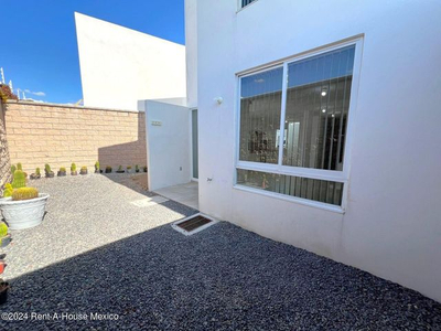 Casa Con Terreno Excedente En Venta En Zákia. 3 Recamaras.