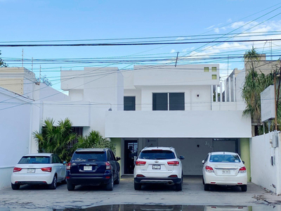 Casa Sobre Avenida Renta Para Comercio, 7 Espacios, Colonia Yucatan, Merida