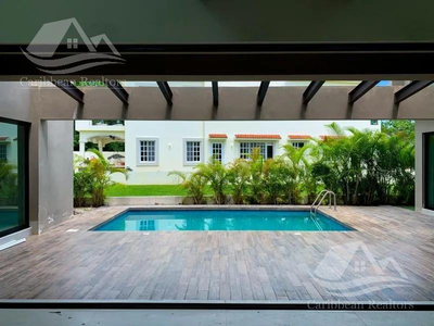 Espectacular Casa En Venta En Lagos Del Sol Cancun 4 Rec Colinda Con Hermosas Areas Verdes Ideal Para Sus Hijos B-alrz6995
