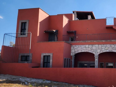 Preciosa Casa Roja En San Miguel De Allende, Alberca Propia,