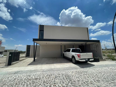 Residencia En Lomas Del Campanario, 5 Recamaras, 5.5 Baños,