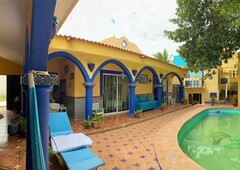 doomos. venta de villa en chicxulub, estilo arquitectónico del folklor guanajuatense, 6 rec. y piscina