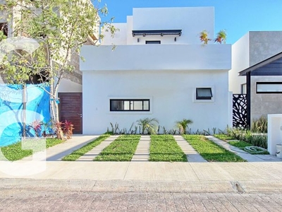 Casa en Venta en Cancun en Residencial Aqua con Alberca y Jardin