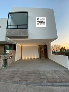 Casa en VENTA en fracc. privado en Santa María