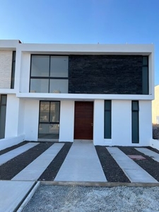 Venta de Hermosa casa de 2Niveles en fracc. Cañadas del Arroyo $2,790,000