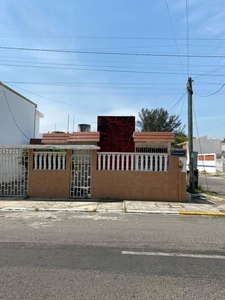 Doomos. Casa en venta - Fracc. Floresta, Veracruz