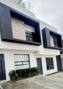 Casa en venta en Altozano Morelia Michoacan con recama en planta baja