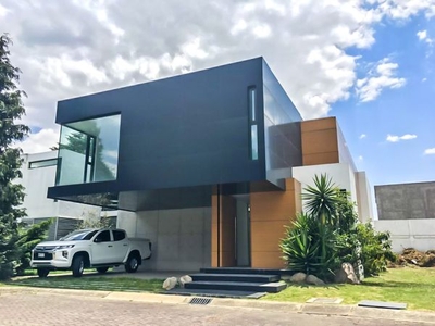 Venta de Casa Moderna Nueva en la zona de Galerías Metepec
