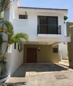 casa en condominio remodelada en venta de remate - lomas de la selva norte