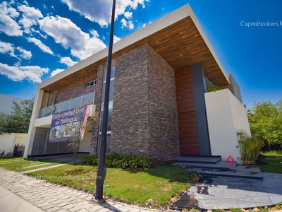 Casa De Lujo Nueva Con Amplio Jardin En Reserva Real