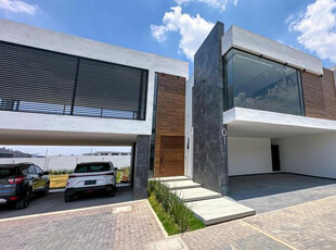 Casa En Venta En Metepec Con Diseño Moderno Y Jardín Interno