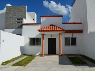 Preciosa Casa De Una Planta En Las Trojes, 3 Recámaras, Jard