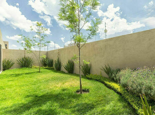 Se Vende Casa Entre El Refugio Y Zibata, 139 M2, Gran Jardín