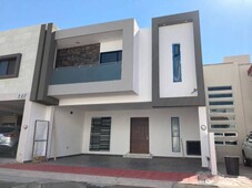 Doomos. Casa en venta de dos plantas en Irapuato Gto.