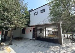 casa en venta en esquina con terreno