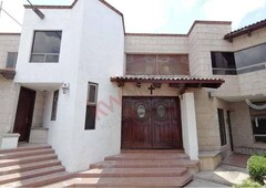 residencia en renta con acabados de madera y