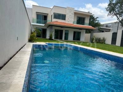 Casa con jardín y piscina privada en venta. Xochitepec, Morelos.