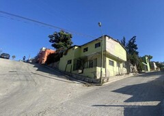 Se vende terreno con casa en Esquina de Col. Anexa del Río, Tijuana