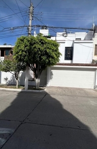 CASA EN VENTA EN CHAPALITA !!