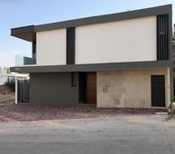 Doomos. Extraordinaria Casa en Venta en el Molino III, León, Guanajuato