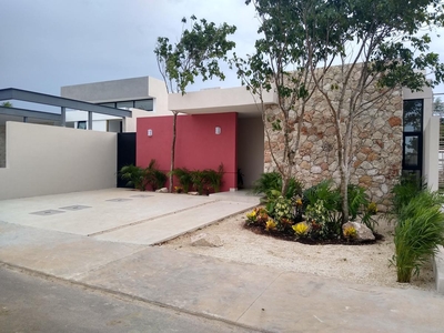 Doomos. Casa de 1 Planta en Privada en Conkal a 15 min de Altabrisa en Mérida,Yucatán.